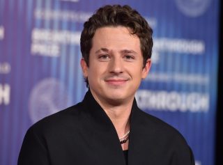 チャーリー・プース、サプライズで新曲をひと足先にコンサートで聞かせる