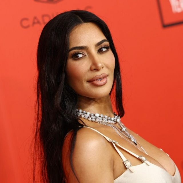 キム・カーダシアン、骨折しても「やめられない」こと