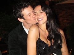 デュア・リパ、左手薬指に指輪で『ファンタビ』俳優と婚約のウワサが浮上