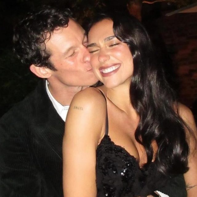 デュア・リパ、左手薬指に指輪で『ファンタビ』俳優と婚約のウワサが浮上