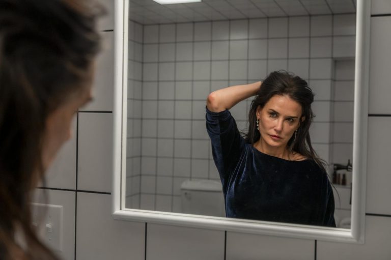 ゴールデングローブ賞受賞！デミ・ムーア主演『サブスタンス』、世界を席巻する狂気の衝撃作