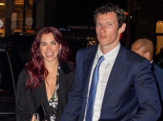 デュア・リパ、恋人とエッフェル塔でダンスをする姿が映画のワンシーンのよう