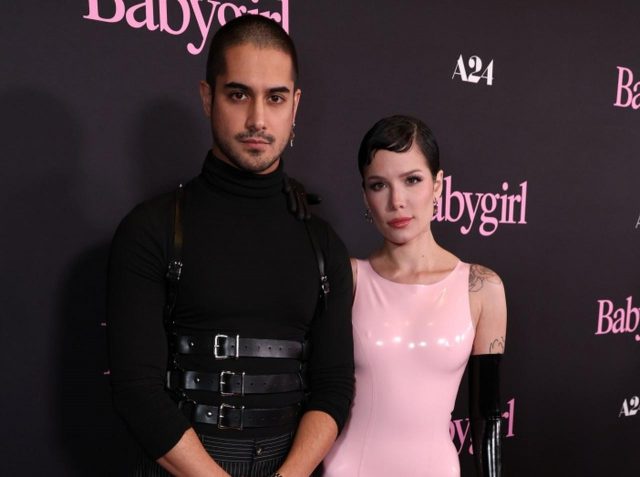 ホールジー、セーラー服のようなスタイルで婚約者とデート