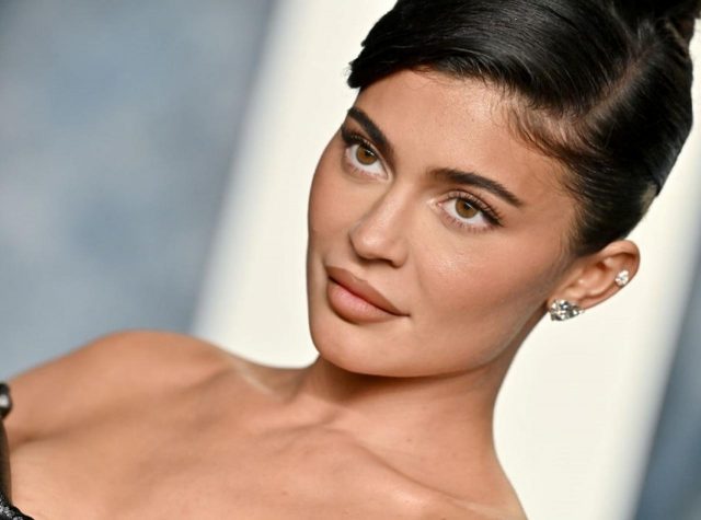 カイリー・ジェンナー、まさかのドレスが破れる【ゴールデン・グローブ賞】