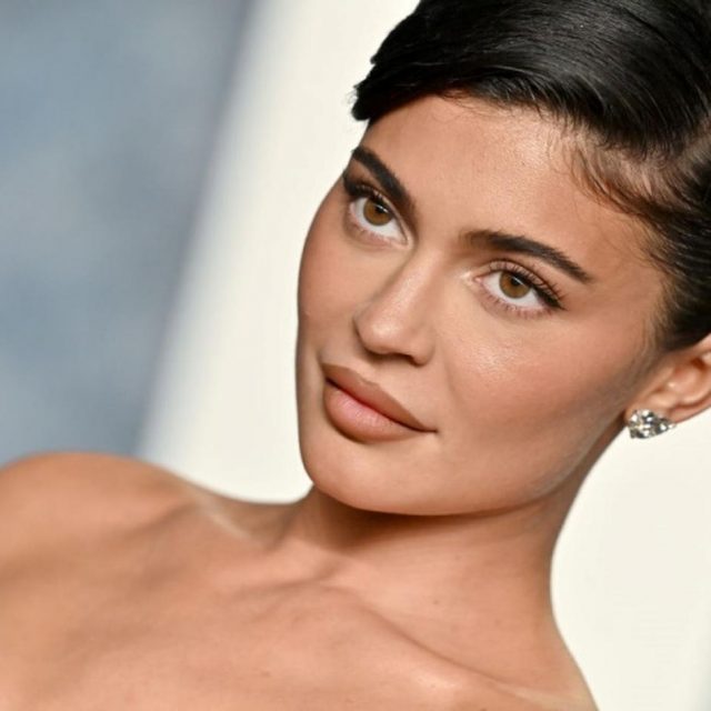 カイリー・ジェンナー、まさかのドレスが破れる【ゴールデン・グローブ賞】