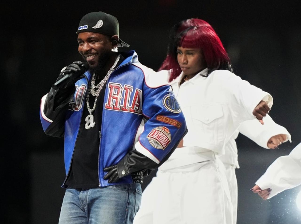 ユニクロのアイテムを着用、スーパーボウルのハーフタイムショーのダンサー