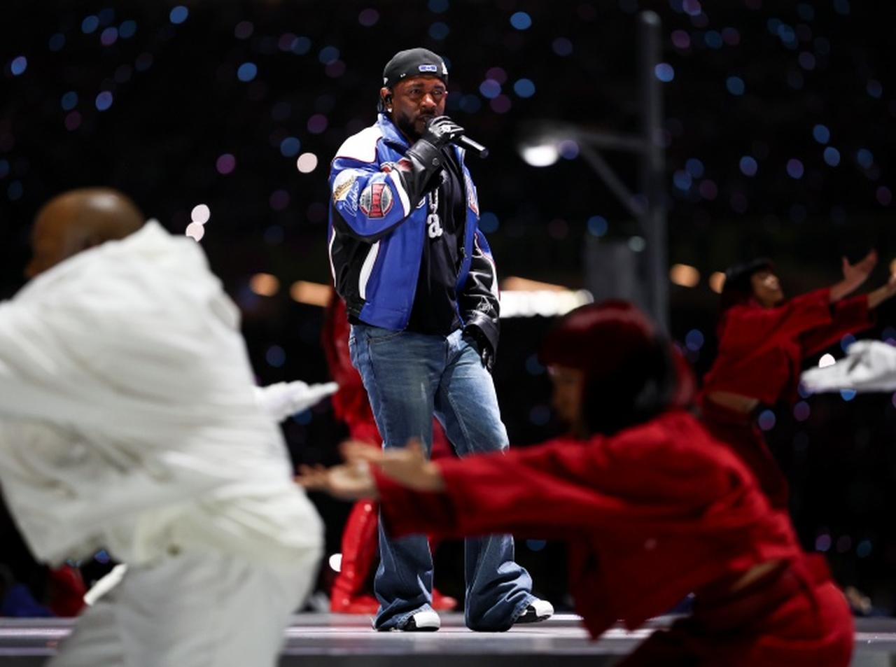 スーパーボウルのハーフタイムショーに乱入者が→警備員が総出で 確保