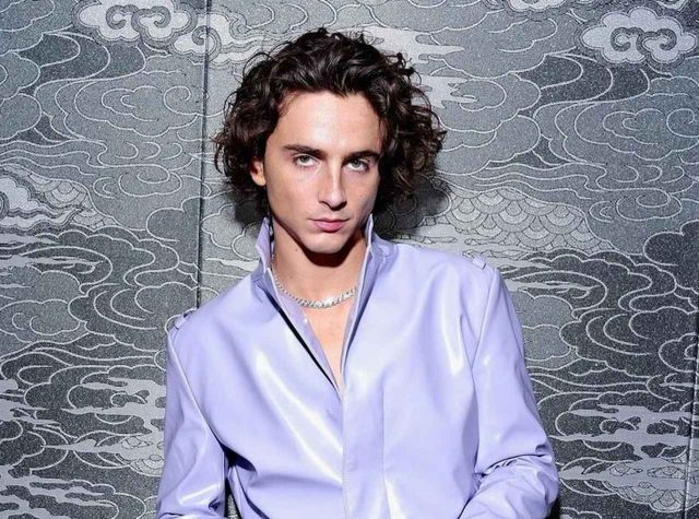 ティモシー・シャラメ、東京で日本発のブランドのアイテムを身に着ける