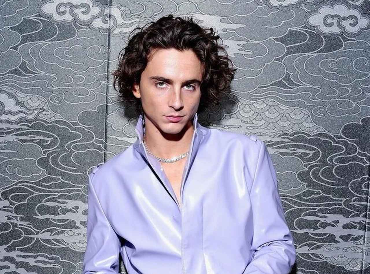 ティモシー・シャラメ、東京で日本発のブランドのアイテムを身に着ける