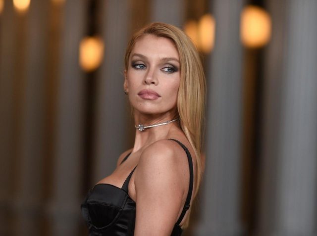 元ヴィクシーエンジェル、クロム・ハーツ創始者の娘とキス