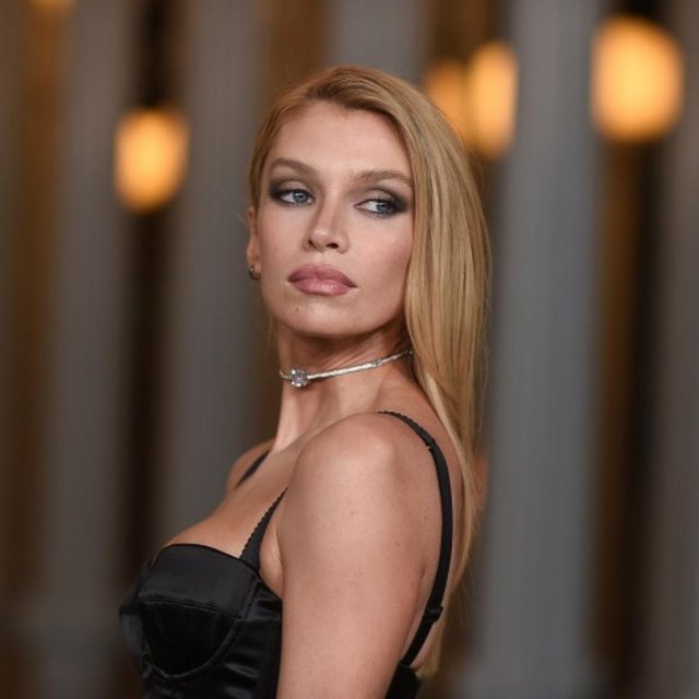 元ヴィクシーエンジェル、クロム・ハーツ創始者の娘とキス