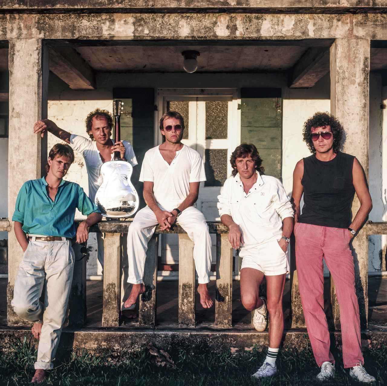 名曲「ウォーク・オブ・ライフ」収録！ダイアー・ストレイツ『ブラザーズ・イン・アームス』40周年デラックス盤が登場