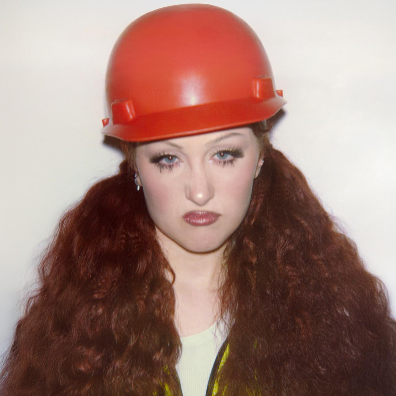 チャペル・ローン、新曲「The Giver」リリースへ!「Pink Pony Club」全英1位&パリ・ファッションウィークでも注目