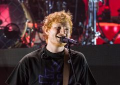 エド・シーラン、変装してニューヨークの駅でライブ