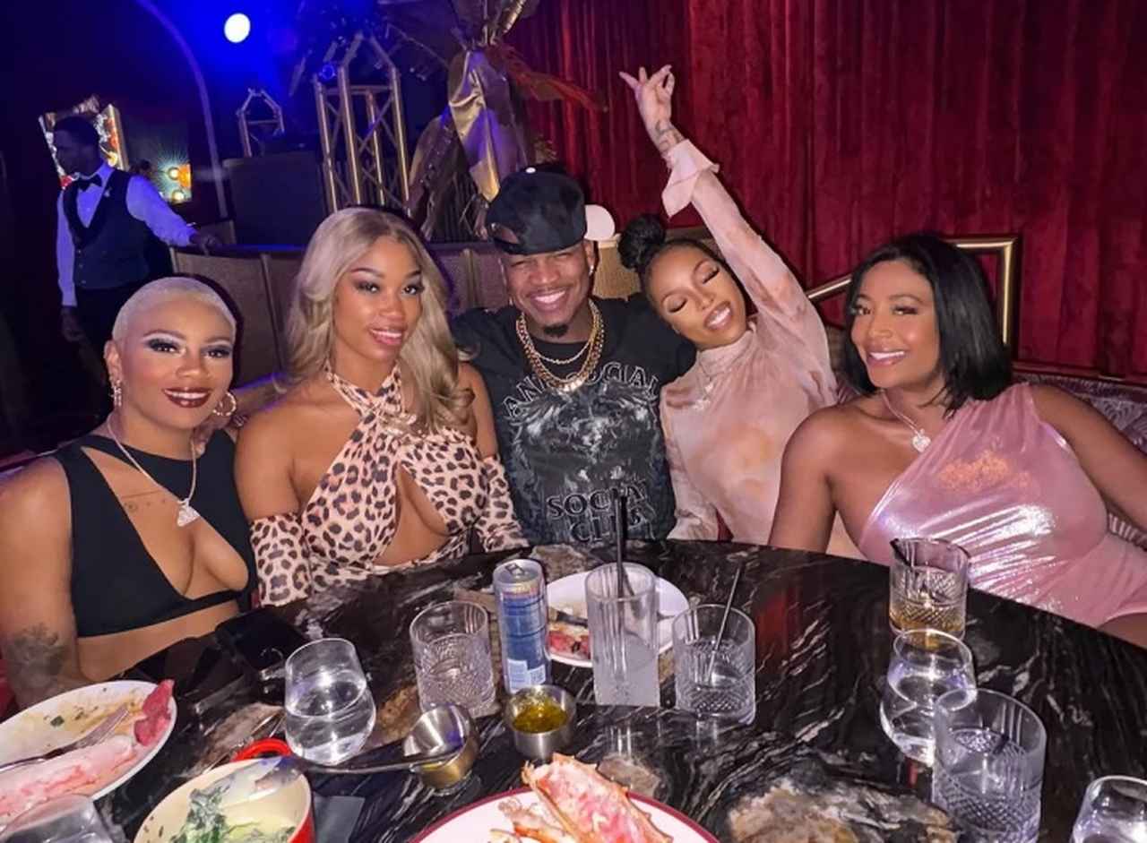 ニーヨ、「ポリアモリー」だと告白して4人の恋人を紹介