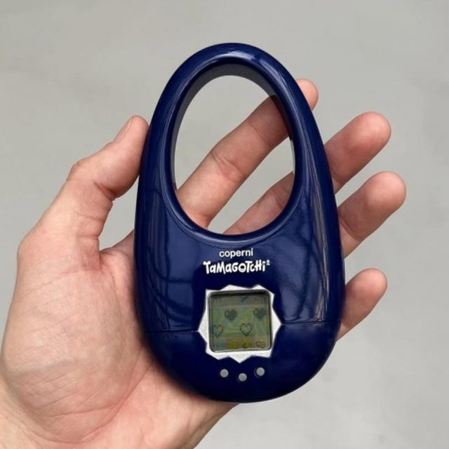 人気ブランドのアイコンバッグが「たまごっち」に
