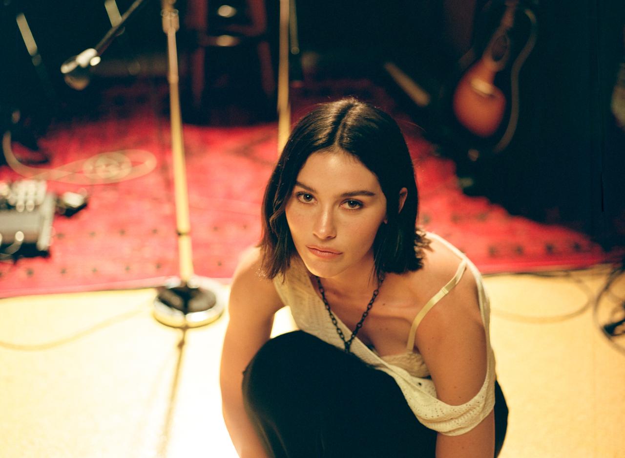 「あなたの声も入っているかも!」グレイシー・エイブラムス、O2アリーナ初披露の新曲「Death Wish」ライヴ版を配信開始