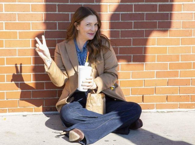 ドリュー・バリモアが来日、日本で気になったのはドラッグストアのタオル