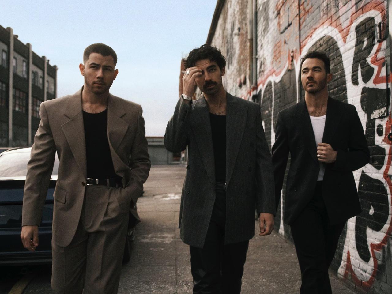 ジョナス・ブラザーズ×ディズニー再び! デビュー20周年記念で「Celebrate Happy」披露、70周年の夢コラボ実現