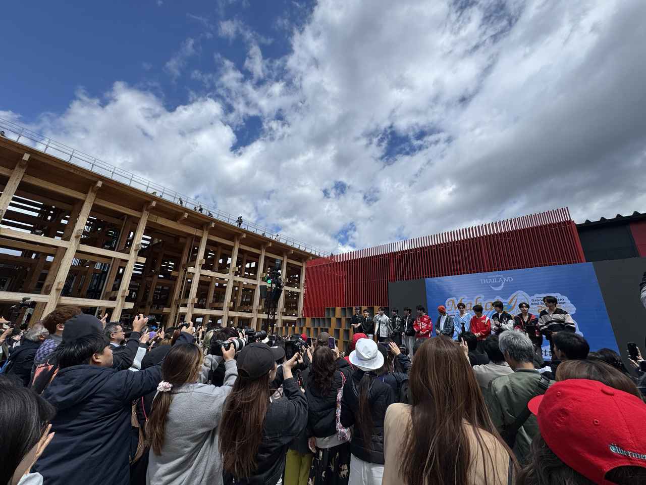 タイ発12人組「BUS」、初の日本語楽曲を万博で初披露！ファンに贈る“君がいるから輝ける”メッセージ