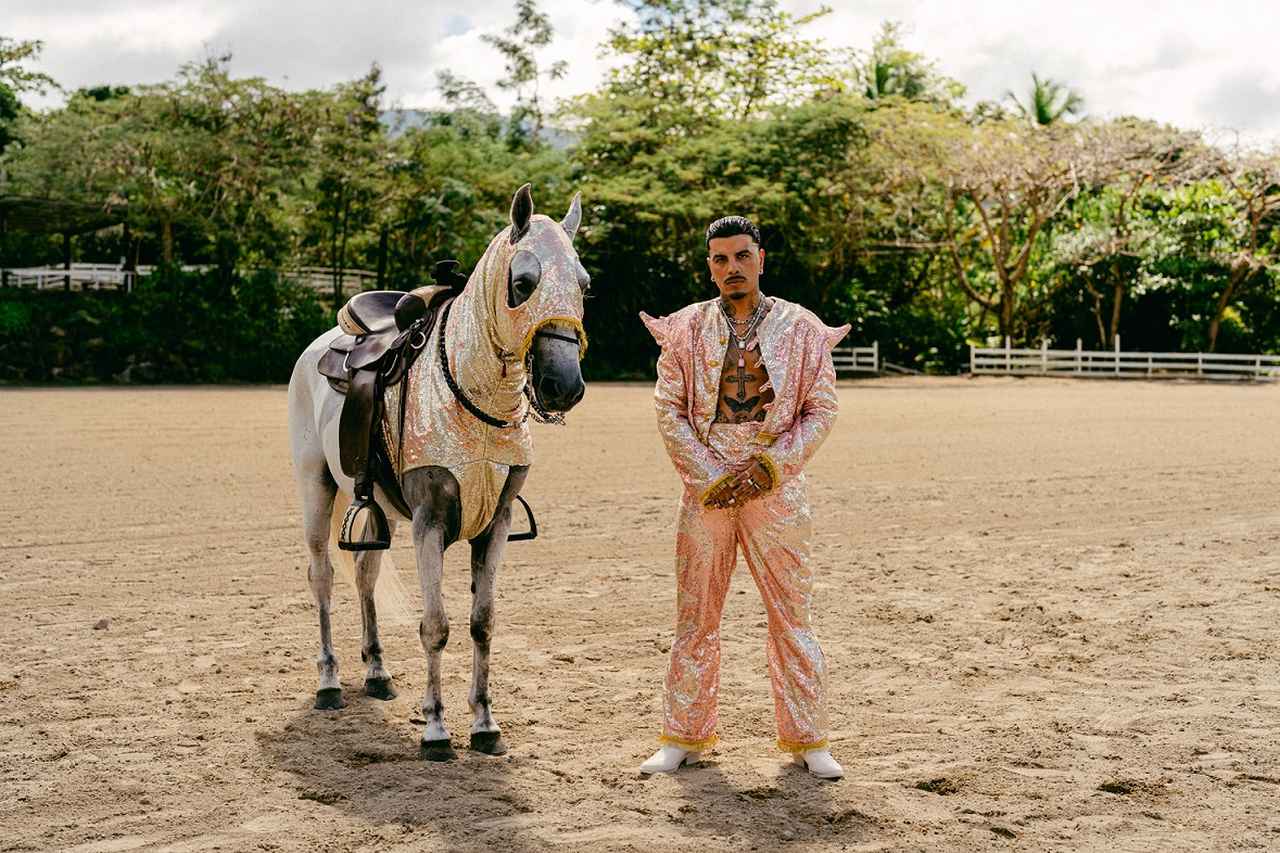 “ラテン界のスター”ラウ・アレハンドロ、ルーツに迫る新曲MVが公開!プエルトリコの魂宿る「カリータ・リンダ」に注目