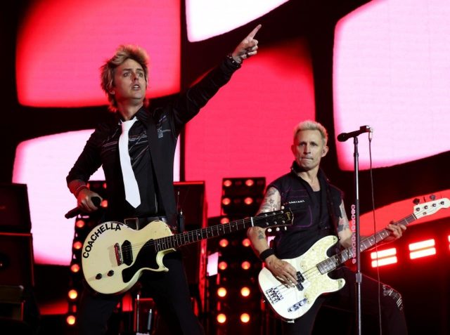 グリーン・デイのパフォーマンス中の火花が客席へ、ヤシの木が燃える