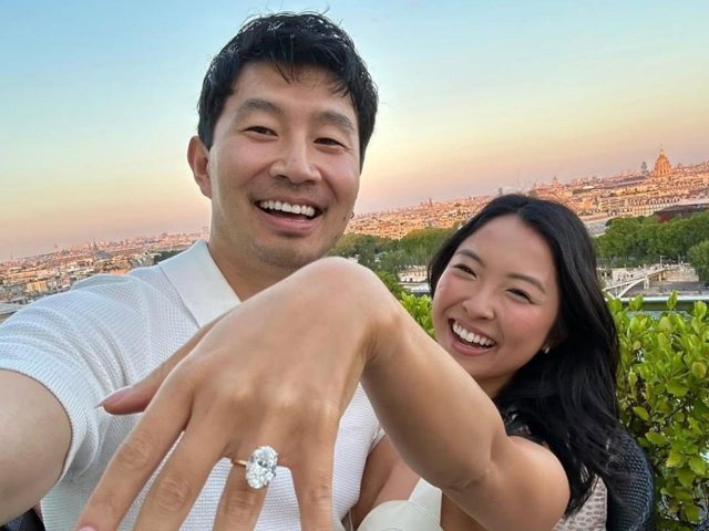 『シャン・チー』シム・リウが婚約、婚約者の左手薬指には巨大ダイヤモンドが