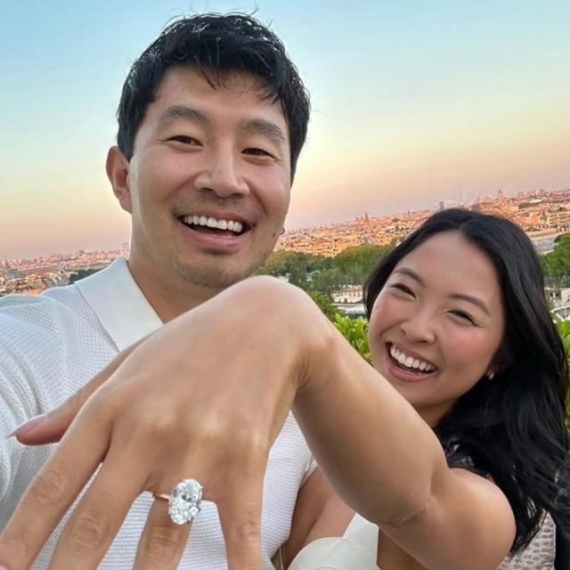 『シャン・チー』シム・リウが婚約、婚約者の左手薬指には巨大ダイヤモンドが