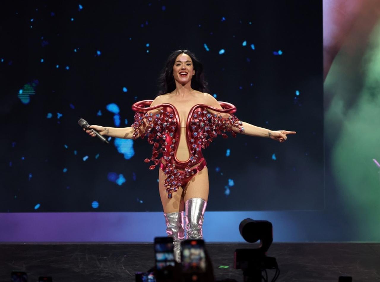 ケイティ・ペリー、ステージ上でブラのホックが外れるハプニング