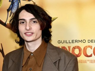 『ストレンジャー・シングス』フィンが来日、イメチェン姿を日本で初披露