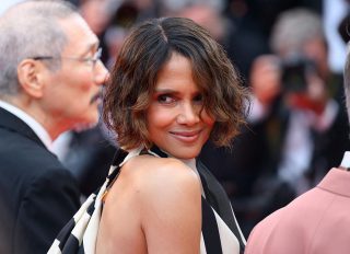 ハル・ベリー、カンヌ新ドレスコードで予定のドレスを断念—トレーンが原因に