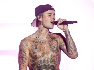 ジャスティン・ビーバーが久々に歌声を披露、ラブラブ演出に妻の反応は？