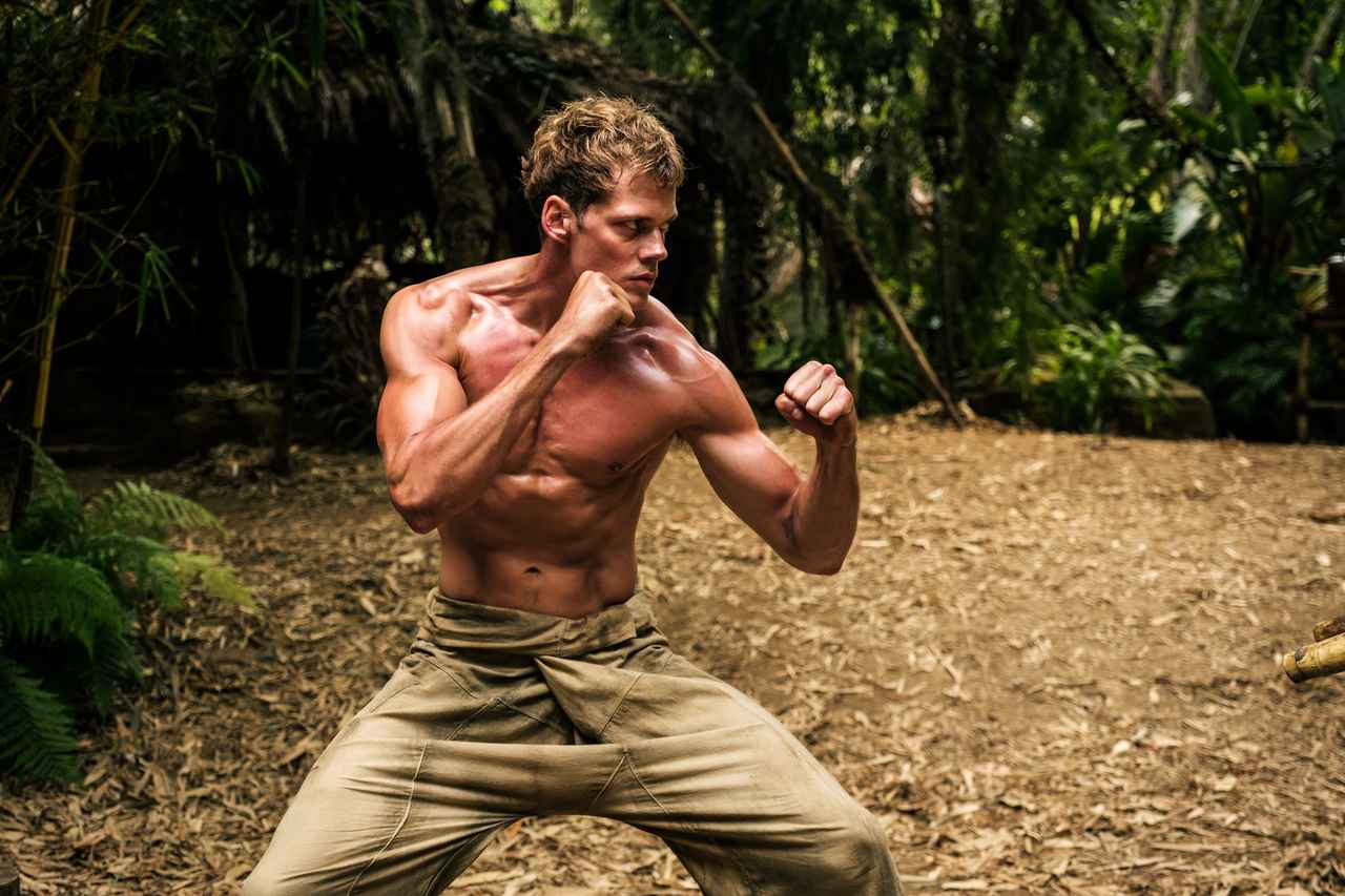 サム・ライミ×ビル・スカルスガルドで常識破壊!“無言の復讐者”が暴れまくる『ボーイ・キルズ・ワールド』、9月公開決定