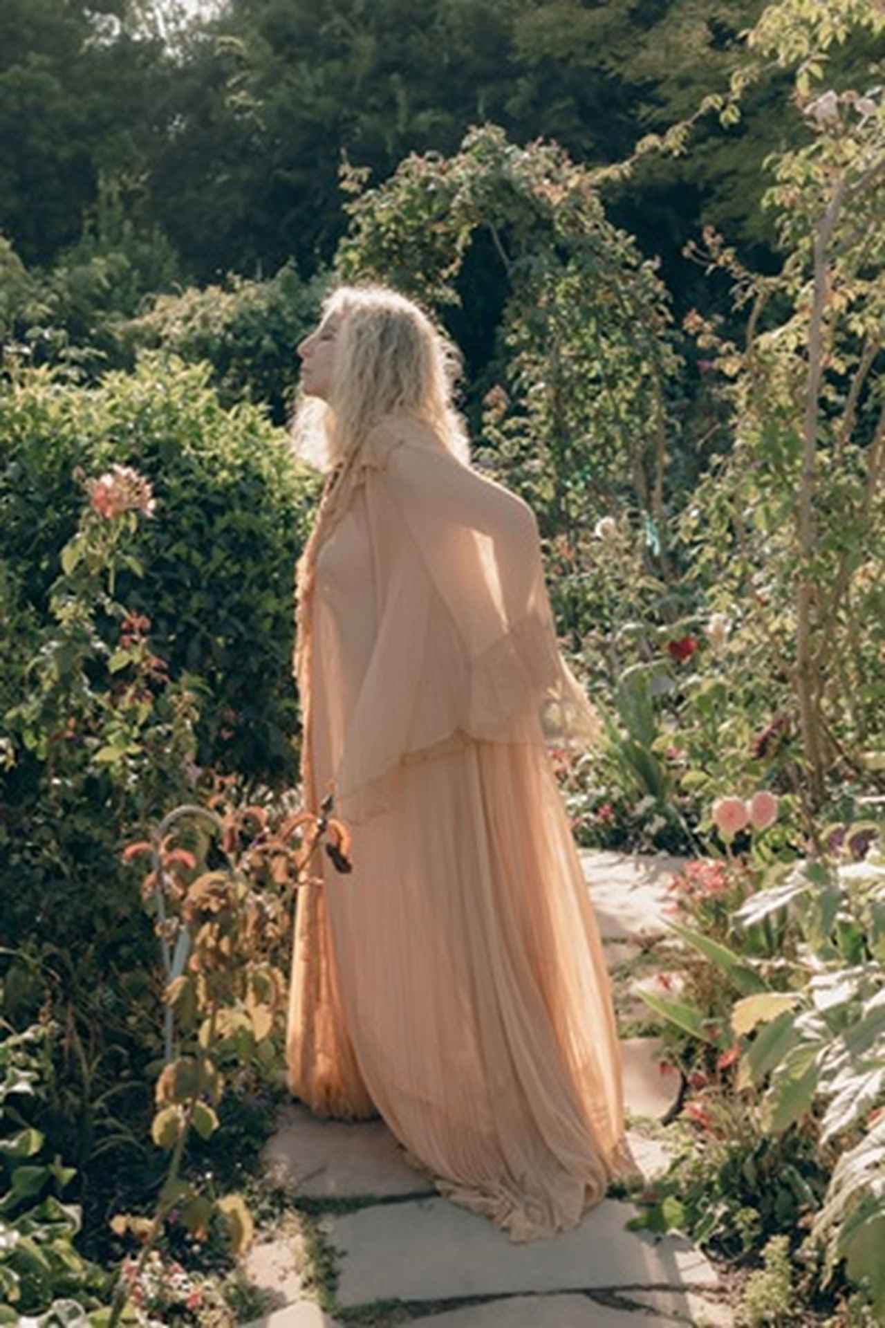 バーブラ・ストライサンド、奇跡の再集結──ポール、ディラン、マライア、アリアナらと夢の共演『パートナーズ II』告知映像解禁