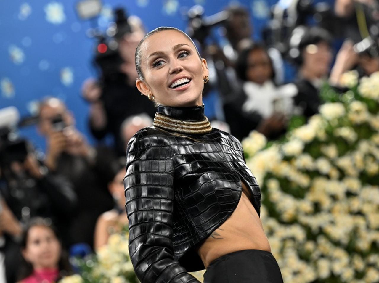 マイリー・サイラス、10年前に破局した元カレとメットガラで鉢合わせ