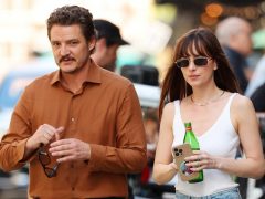 ペドロ・パスカル、ダコタ・ジョンソンに「18禁サイト」を薦める