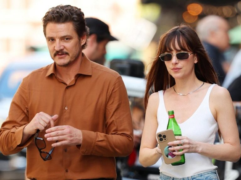 ペドロ・パスカル、ダコタ・ジョンソンに「18禁サイト」を薦める