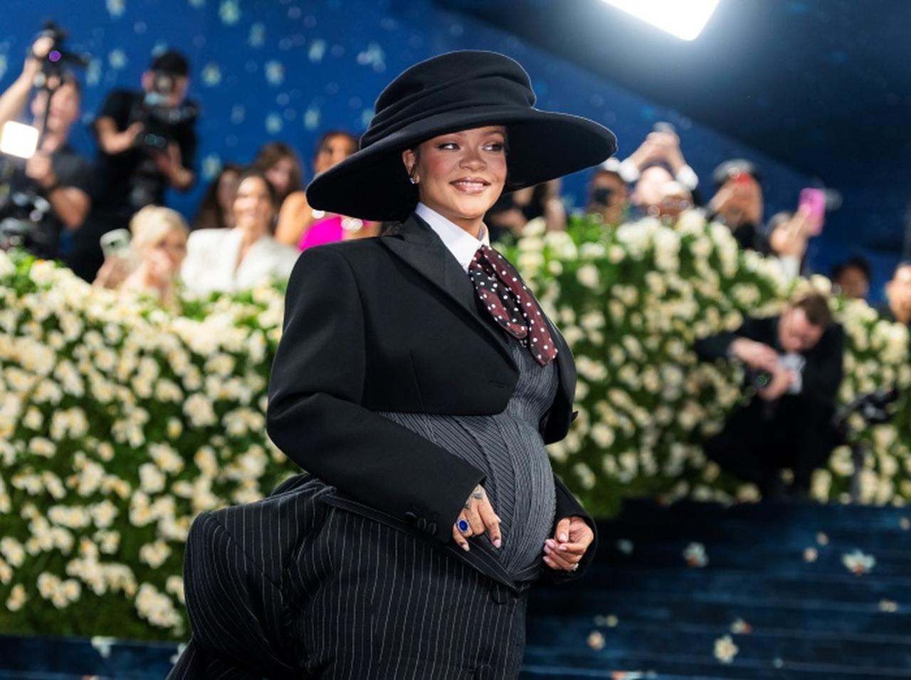 リアーナ、ファッショニスタらしい方法で妊娠を発表