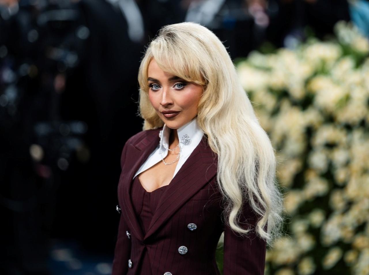 サブリナ・カーペンター、メットガラの衣装が「似合っていない」と言われひと言