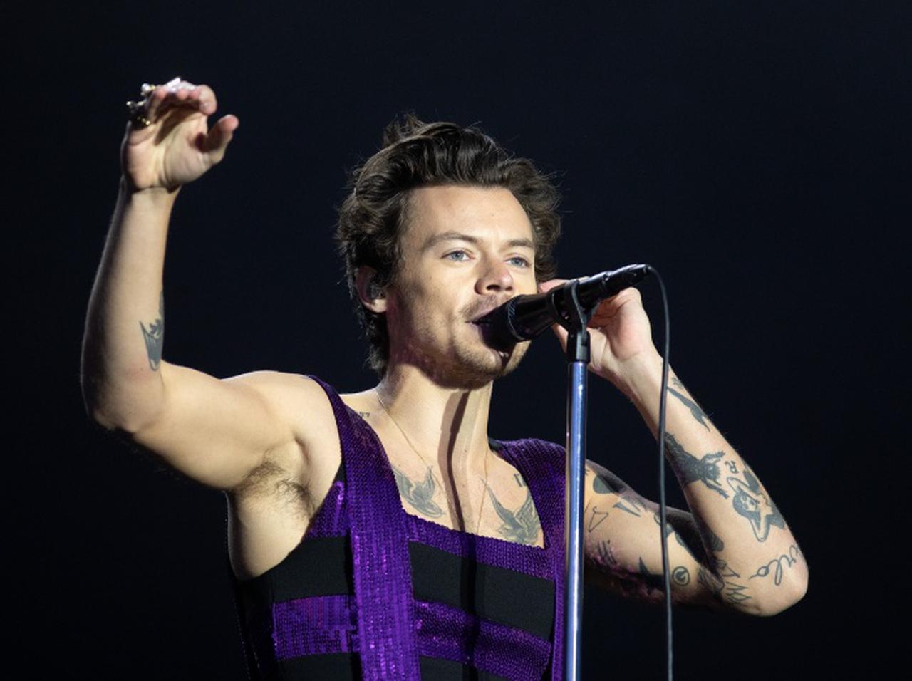 ハリー・スタイルズ、フェスで謎の女性とキス