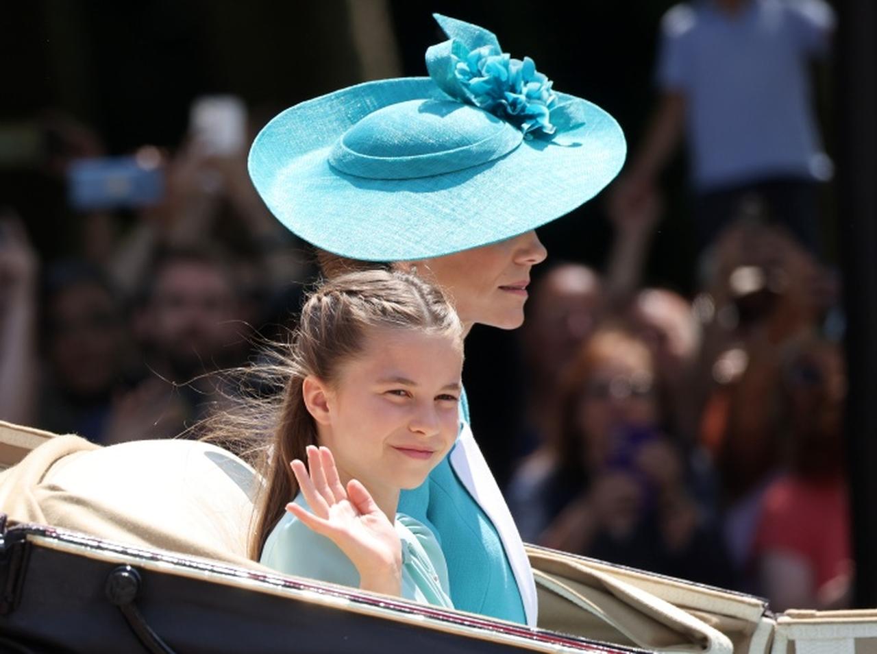 シャーロット王女、エリザベス女王からの贈り物を胸に行事に参加