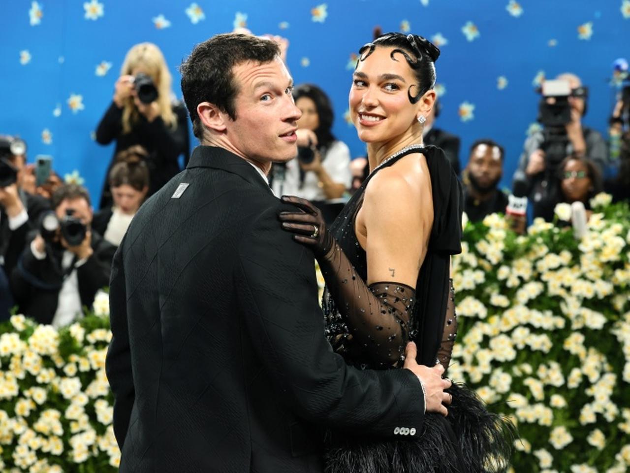 デュア・リパ、カラム・ターナーと婚約したことを認める