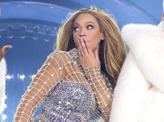 ビヨンセ、公演中にパンツがずり落ちるハプニング