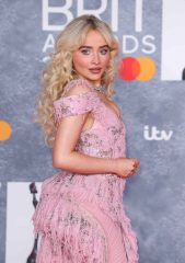 サブリナ・カーペンター、外出時は変装必須？注目度急上昇で身バレ対策を告白