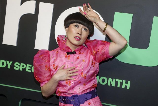 今最もホットなコメディアン、アツコ・オカツカ おばあちゃんのダンスが可愛すぎた