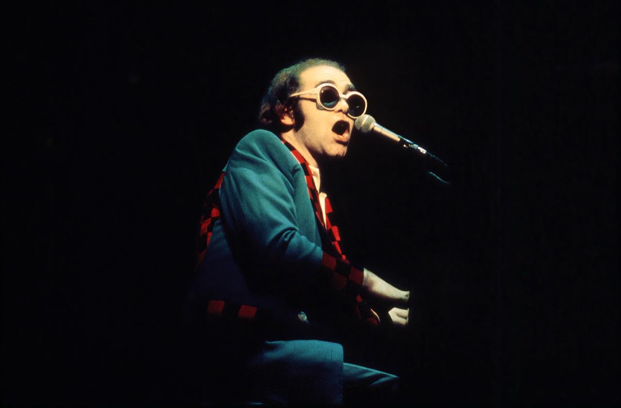 伝説の夜が蘇る──エルトン・ジョン1977年ロンドン公演、初披露曲を含むライヴ音源がCD＆配信で登場