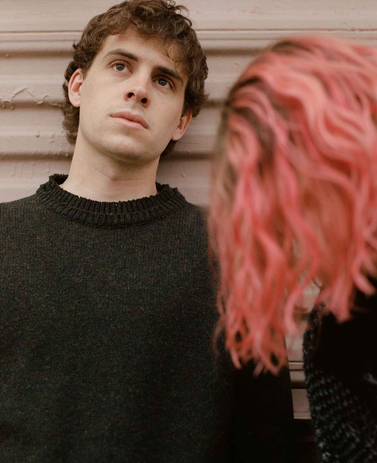 ロイエル・オーティス、新曲「car」で甘酸っぱい別れを歌う──MV公開&日本初Tシャツも登場