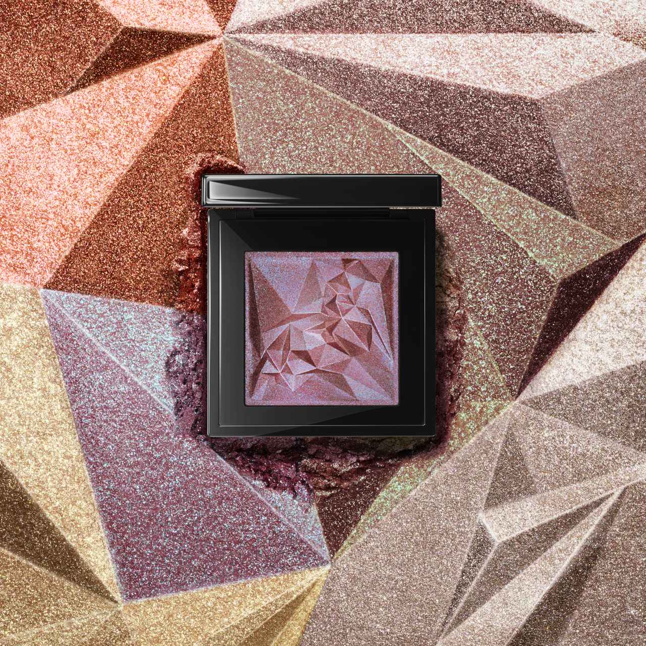 まぶたに宿す“砕けた宝石”──シュウ ウエムラの新作アイシャドー「クラッシュド ジェム」が放つ、虹色の輝き