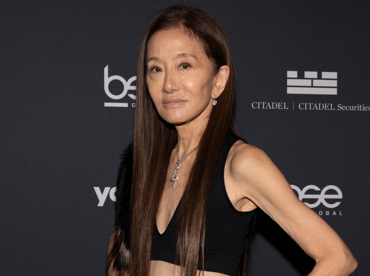 ウエディングドレスの女王、76歳の誕生日は美脚シースルードレス