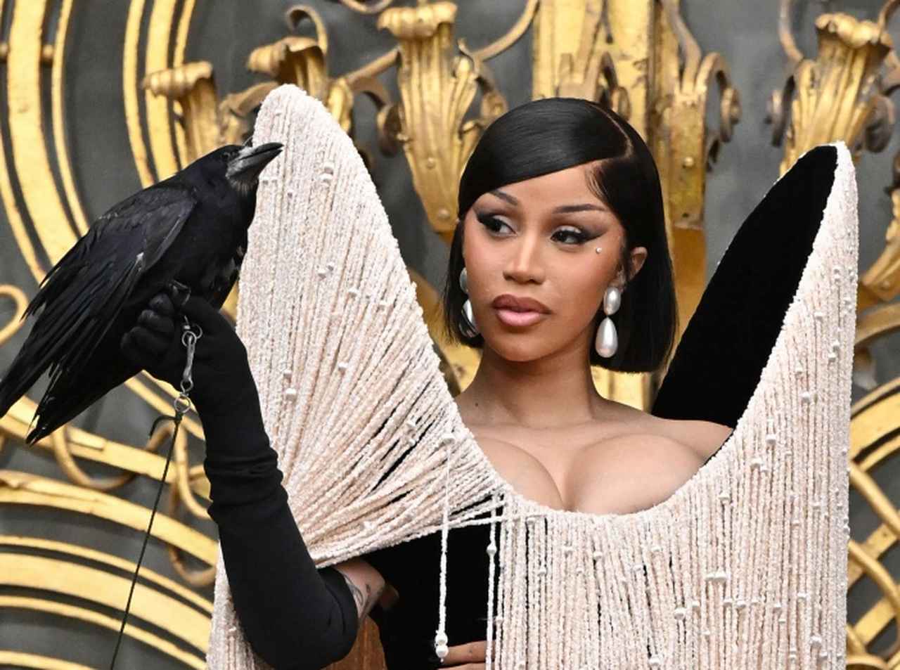 カーディ・B、友達の「カラス」をファッションショーに同伴させる
